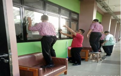 SMKN 5 jakarta menjaga kebersihan dan ada jadwal tiap bulan melakukan bersih-besih di kelas masing-masing. Waktu sekita 15 menit dan setelah itu tentunya proses belajar mengajar.